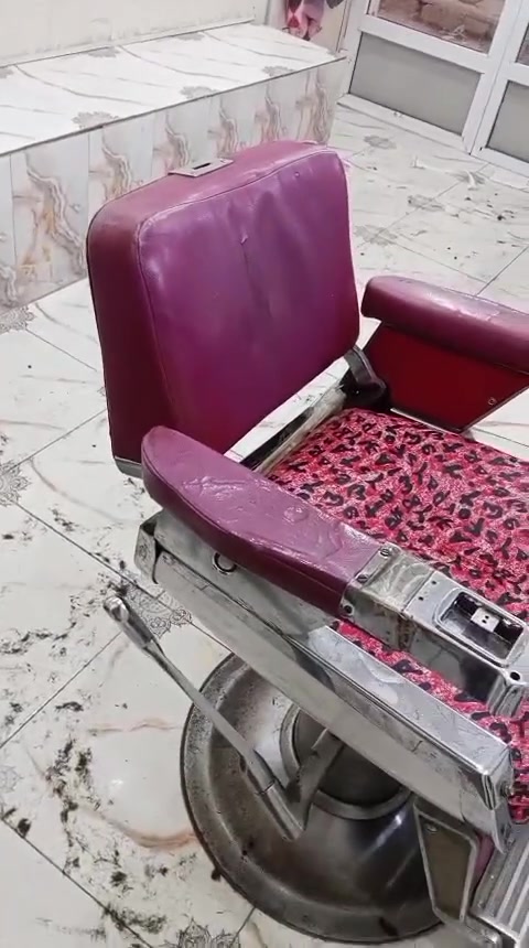 كرسي حلاقة • الجك شغال • تكيه الرأس مكسوره