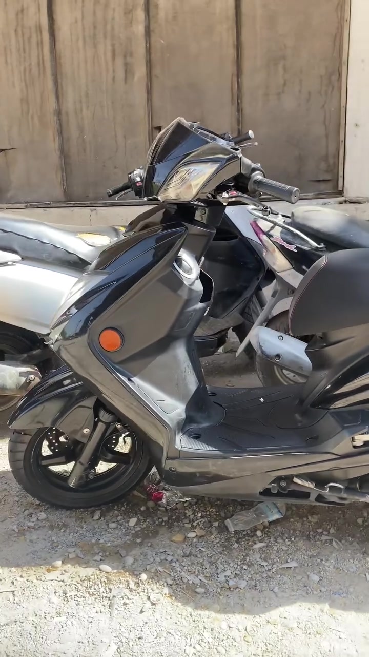 السلام عليكم🖤. 
سكنس لد ياباني. 
جديده كلش كفاله نقص برغي مابيها .
ماشيه بل عشرينات. 
مكاني بغداد.
***********
