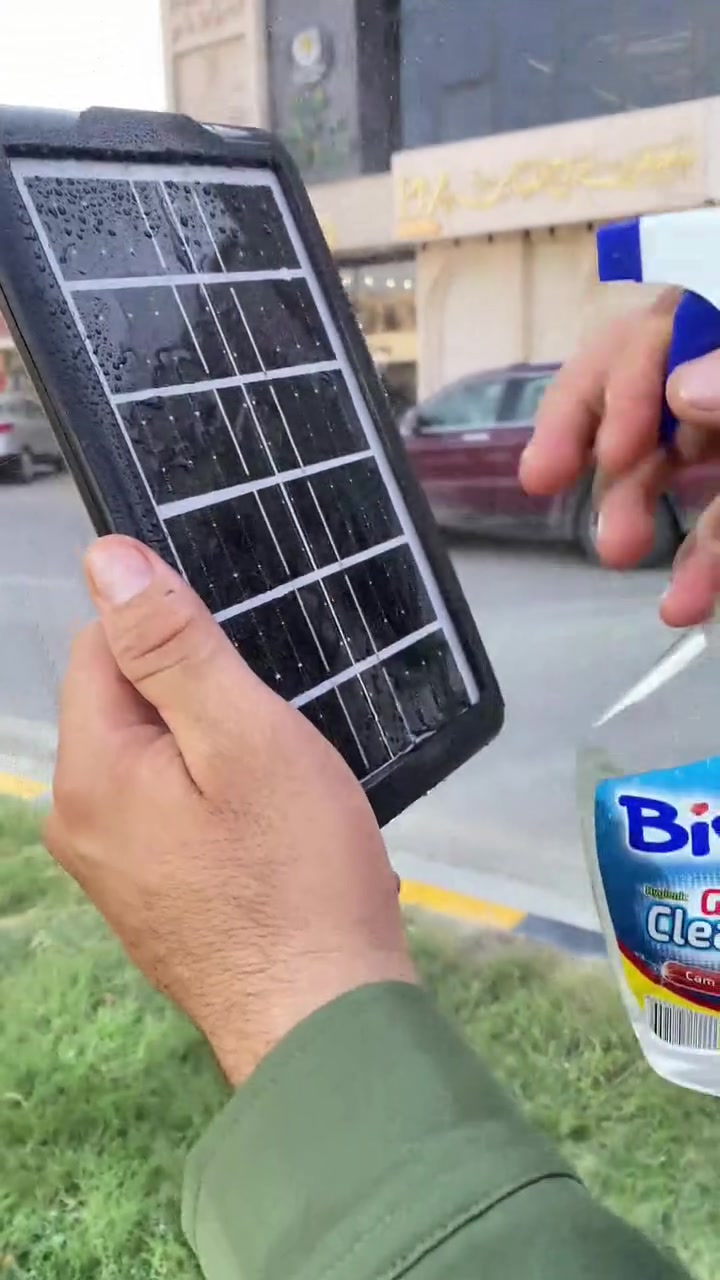 لوح طاقة شمسية 🌞✅

🔷المميزات: 
. كفاءة عالية:
 تم تصميم اللوح بتقنية متقدمة لالتقاط أكبر قدر من أشعة الشمس، محولاً إياها بكفاءة إلى طاقة كهربائية نقية.

🔷 توافق شامل: 
بفضل الكابل متعدد الرؤوس (المرفق والقياسي)، ستتمكن من شحن مجموعة واسعة من الأجهزة: الهواتف الذكية، بنوك الطاقة (مثل الـ Power Bank الفضي في الصورة)، أجهزة التابلت، والكثير غيرها.

🔷صميم محمول وأنيق: 
يأتي اللوح مع حامل معدني عصري يجعله مثالياً للاستخدام على المكتب، في الشرفة، أو حتى أثناء التخييم والرحلات.

 🔷صديق للبيئة: 
اعتمد مصدراً متجدداً للطاقة وقلل من بصمتك الكربونية
القياسات
العرض 14×الطول22.

#اجهرة_الكترونية #تكنولوجيا #طاقة_شمسية #شواحن
