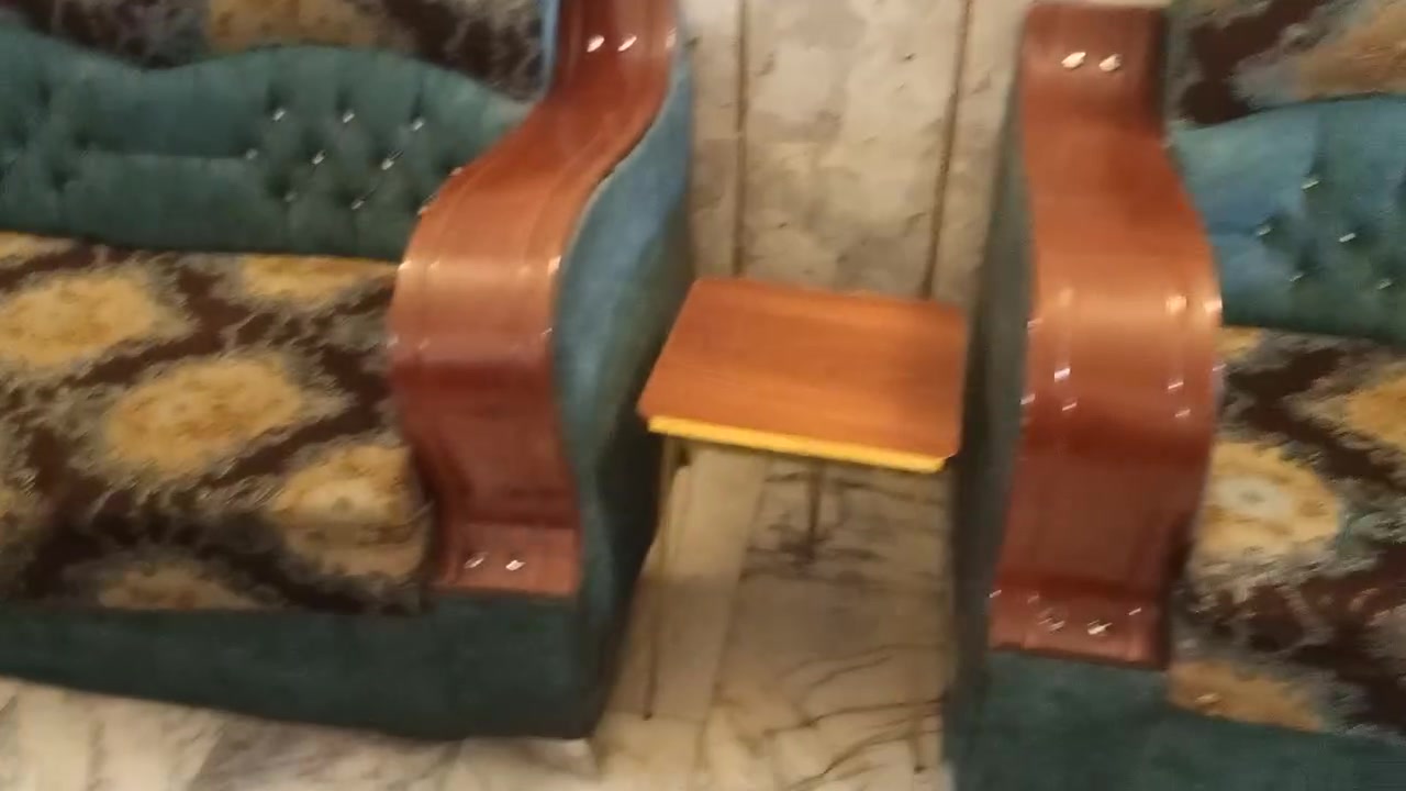 السلام عليكم عندي تخم قنفات 2الكبار بيهن ضرر الثلاثيات الخشبه الجوه مكسوره والدوشمه ممتاز كما موضح بالفديو السعر 200وبيهن مجال واذا اكو شخص يبيع غراض بنسبه خلي يدخلي خاص عندي بعد غراض عنواني البلديات الضباط ***********
