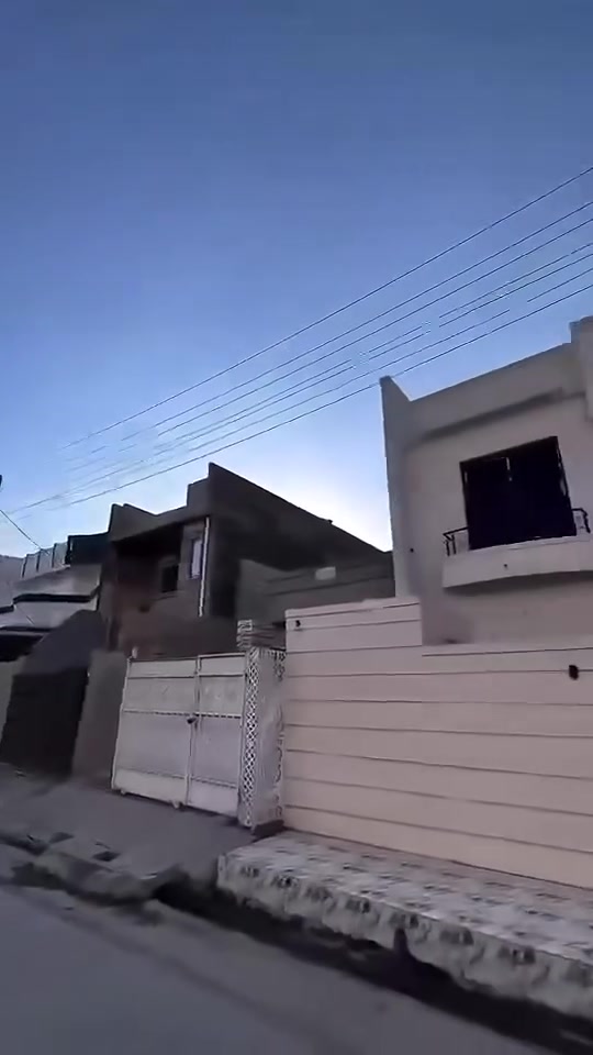 بيت طابو حديث طابقين 
✔️العنوان :ال58 قرب جامع الهجرة 
✔️المساحة :200متر 

🛑الطابق الاول /غرفتين نوم /استقبال/هول /مطبخ حار وبارد /صحيات داخلية وخارجية /كراج وحديقة 

🛑الطابق الثاني /3غرف نوم مع هول مع صحيات 
البيت دكت فول مغربي  سستم كامرات كاشي  الشبابيك الابراب الالمنيوا
***********
