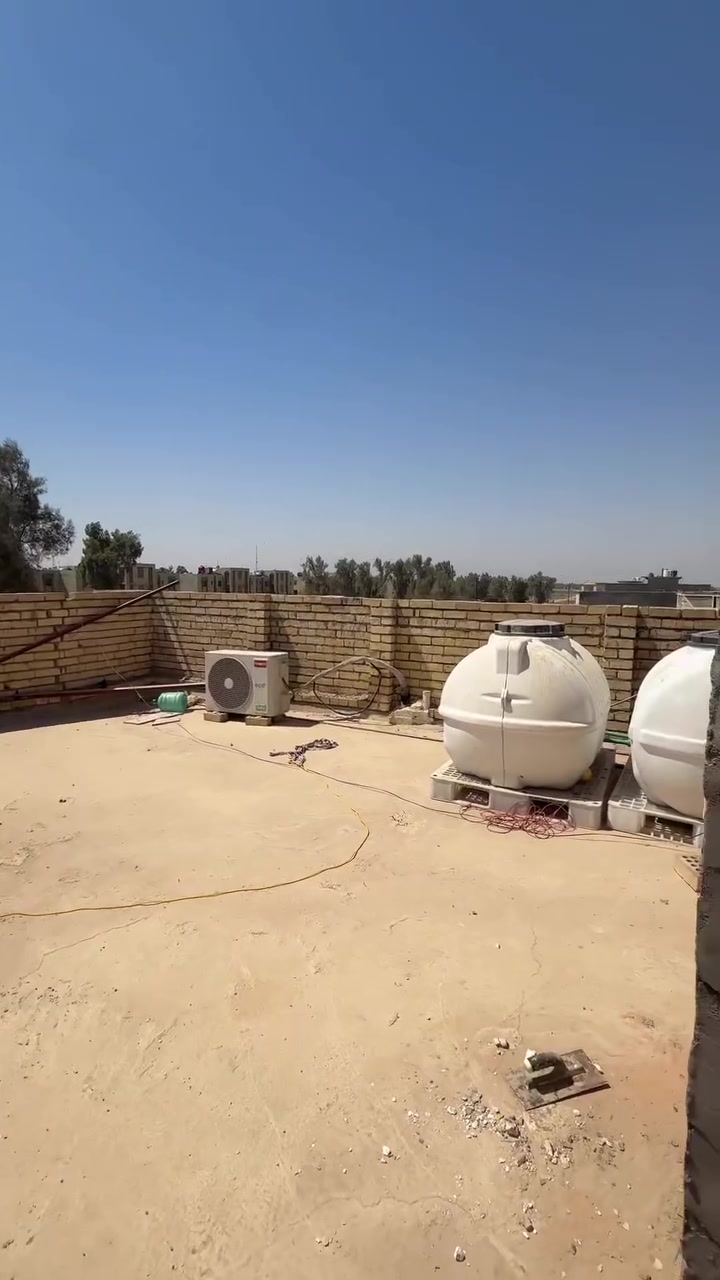 سلام عليكم
بيت البيع طابقين بغداد المحموديه طليطله الزراعي عالشارع العام مقابيل القادسيه 

المساحه : 150 متر 
واجهه : 7
نزال : 21.5
يحتوي على 5 غرف نوم و 3 حمامات ومطبخ بارد ومطبخ حار 
بناء 2026 لا يحتوي اي نقوصات 
ماء كهرباء كامل 
السعر : 160 مليون و بي مجال 
للتواصل : ***********-***********
