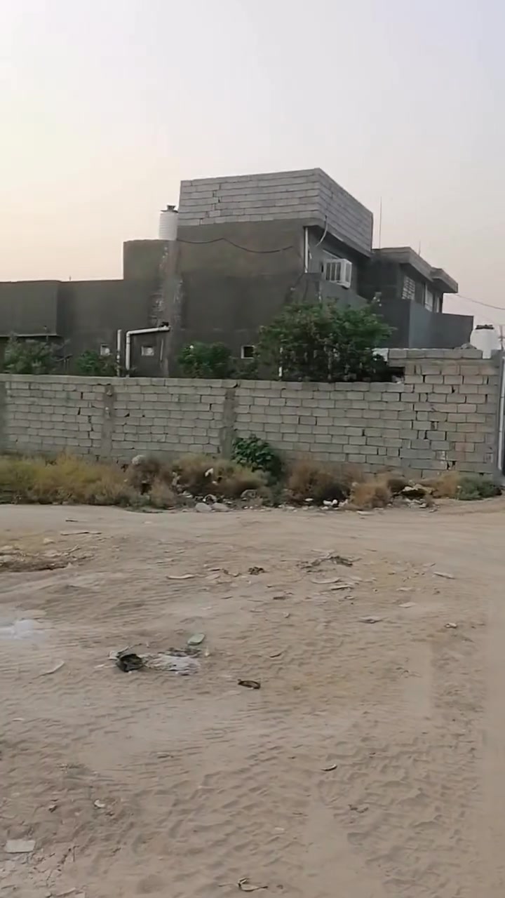 السلام عليكم
 دار للبيع بحي عبد النبي المساحه 200 متر سند العقار 17 بنيان البيت 2024 البيت جديد ونظيف يحتوي على استقبال 6 ×4 يحتوي على مطبخ 5×4 يحتوي على غرفتين 5× 4 وواحده من الغرف امسرمكه جاهزه ويحتوي على هول  مساحته 9×4 منور متر داير البيت مؤسس كهرباء ومي للمبردات ومجاري للشارع صحيات خارجيه وداخليه وارضيه يعني كامله وحمام داخلي هم كامل البيت ما بيه نقص بس ارضيه كهرباء كل شي زينه ومي رساله بدون ماطور حي كلش حلو والجوره كلش طيبه والتبليط بصف الباب والبيت مناسب  استفسار يتصل على هذا الرقم ***********
