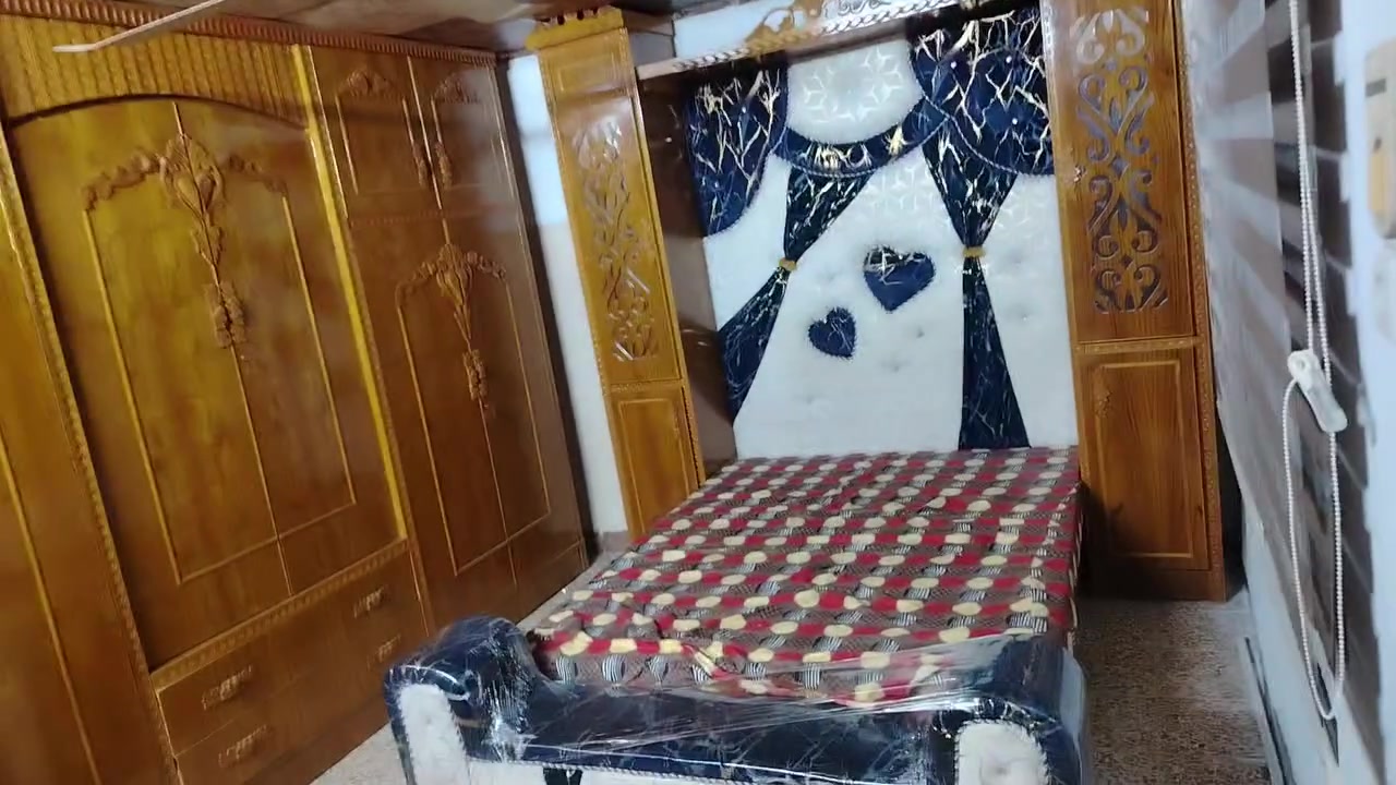 غرفه اخشاب للبيع النظافه فول الشغل فصال المكان موصل جانب الايسر حي سومر خشب فصال 5 ملم السعر950 رقم الموبايل***********
