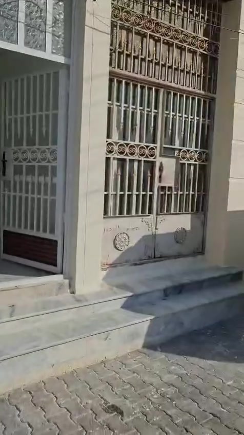 رالسلام عليكم شقه حديثه للايجار طابق ارضي غرفتين وصاله وملحقات الغدير مقابل شقق زيونه شارع مدرسة المعالي اي استفسار عالرقم ***********

