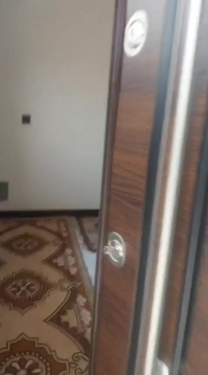 بيت للبيع مساحه 200متر مربعه بناء حديث فول العنوان بغداد جسر ديالى القديم منطقة جامع طه نهايه شارع سيد مجيد الاستفار على رقم ***********
