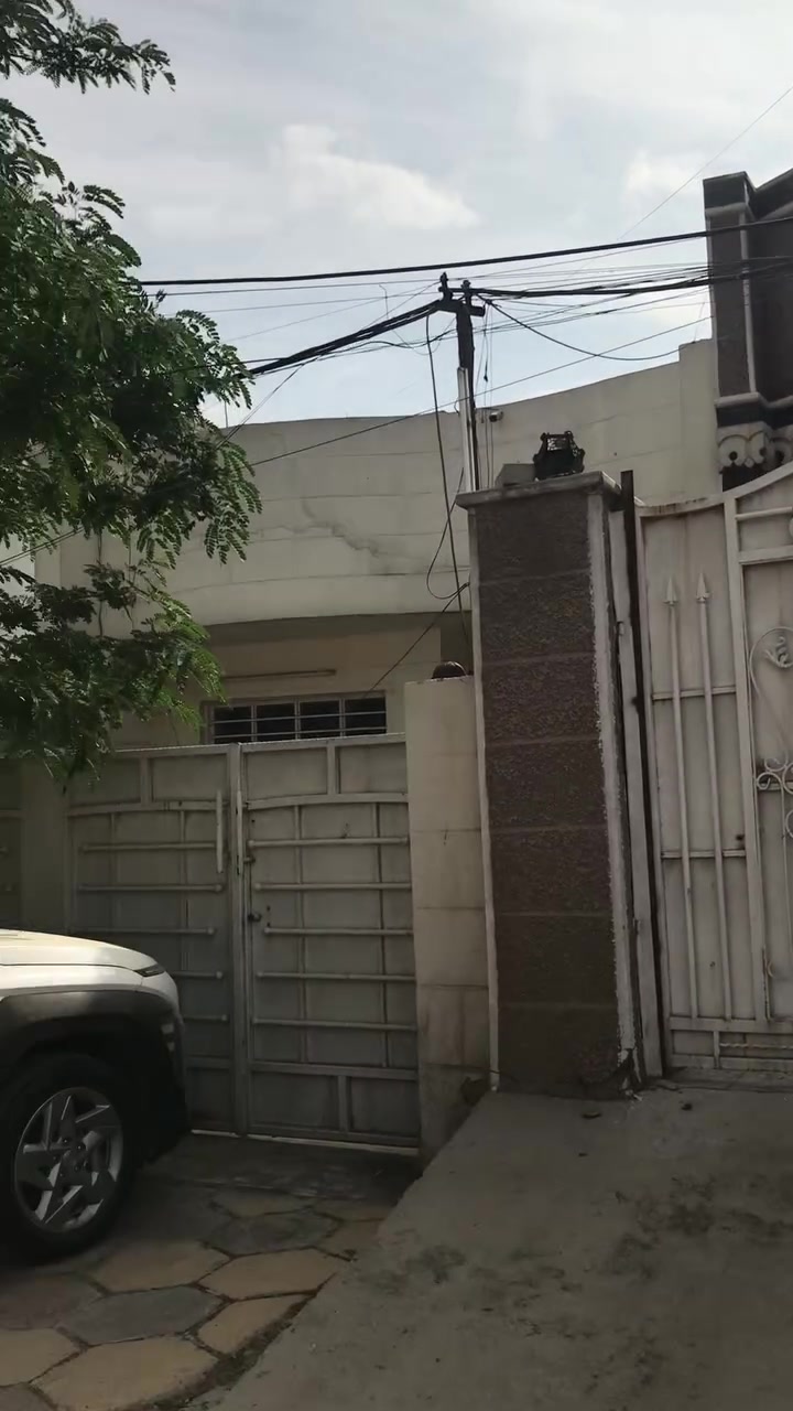 المشتل • حي المعلمين • مقابل الكنيسة","بيت مع مشتمل","شارع عريض","٣٠٠م