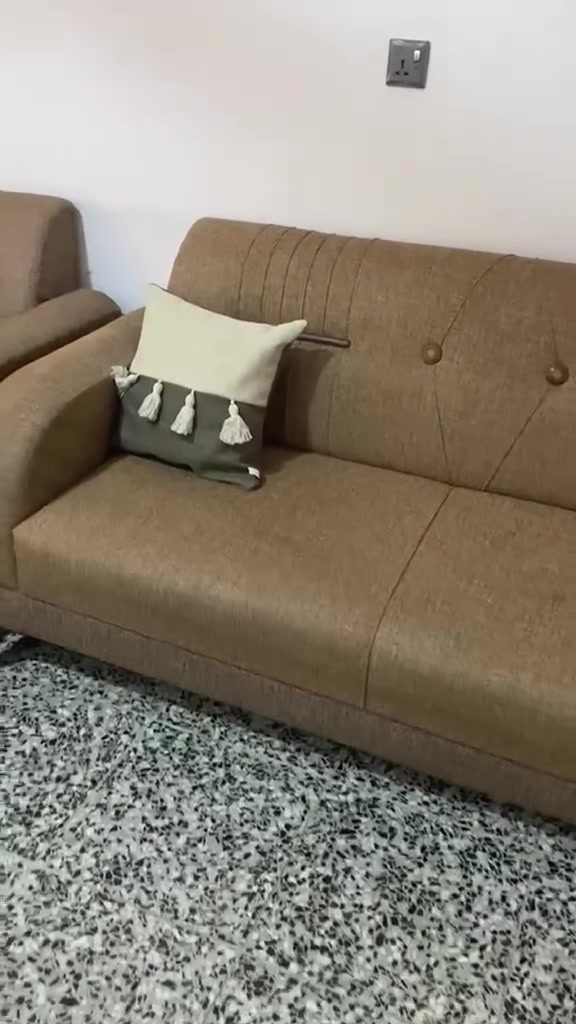 تخم للبيع عشره مقاعد فقط واحد من ارجل مكسور سعره 500جديد ونضيف جدا مكاني بغداد  البلديات ‭***********‬استفسار

