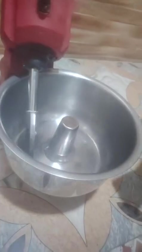 السلام عليكم. 
عجانة صناعية سورية حجم ٨ كيلو استعمال قليل اخت الجديده السعر ٢١٠ 
تنور كهربائي كامل سعر ٢٠ الف .
العنوان ابي الخصيب *********** .
