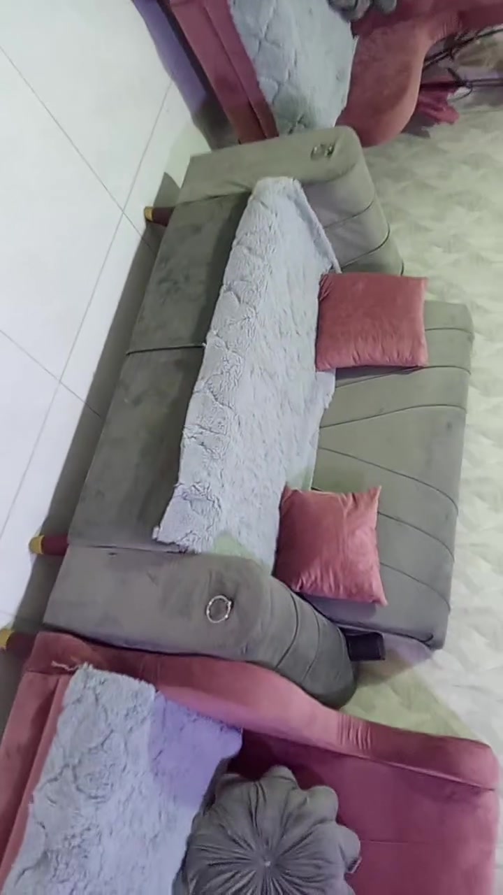 سلام عليكم عندي تخم قنفات لبيع نضيف ويه كوشات

 وبردات تخم كامل ٤٢٥بيه مجال لطيبين متوجد نت ورقم ***********
