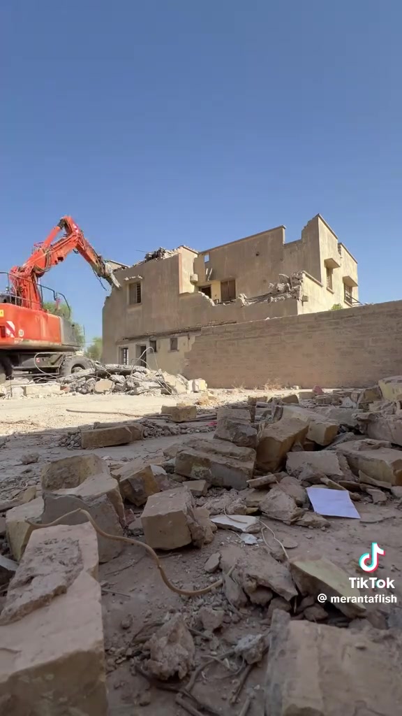 العنوان: نفلش وننظف ونريح بالك! 🏗️🏠
​إذا عندك بيت قديم وتريد تفلشه بأمان وسرعة، إحنا بخدمتك.
✅ تفليش منازل قديمة وهدم احترافي.
✅ كادر متخصص ومعدات جاهزة.
✅ دقة بالعمل ومواعيد مضبوطة.
✅ إخلاء وتجهيز الموقع بالكامل.
​للاستفسار والحجز، اتصل بنا: بالمواد مالت البيت بس فقط ديالى
📞 زين: ***********
📞 آسيا: ***********
إدارة: (مهدي ابو صالح)
