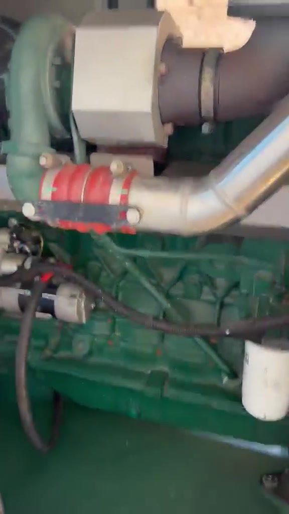 القدرة المستمرة (Prime Power): 150 kVA (ما يعادل حوالي 120 كيلوواط - KW).
 القدرة القصوى (Standby Power): 165 kVA (حوالي 132 كيلوواط - KW).
 الجهد الكهربائي: 230 / 400 فولت (3 فاز / 3Phase).
 التردد: 50 هرتز (عند سرعة 1500 دورة/دقيقة - RPM).
المحرك (Engine Specs)
 نوع المحرك: Lister Petter (سلسلة Venus / طراز LP665G2).
 عدد السلندرات: 6 سلندر.
 نظام التبريد: تبريد بالماء (Water Cooled) مع راديتر مخصص للمناطق الحارة.
 نظام السحب: توربو (Turbocharged) مع مبرد هواء (Intercooler).
 سعة المحرك: حوالي ليتر. مشتغله ٦٠٠ساعه رقم الهاتف ***********
