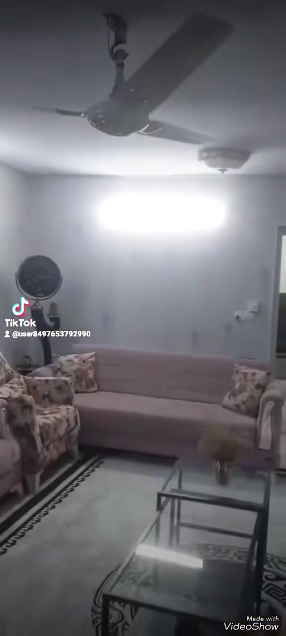 بيت  لليجار  طابق واحد نظيف جدا  يحتوي على صالة كبيرة + غرفة نوم + مطبخ + خدمات صحية + منور  + صطح  البيت في منطقة الوشاش  تليفون ***********واتساب ***********واتساب  ***********او مراجعة  مكتب الخبير للعقار شارع العام مجاور شارع حلاقة الامراء ومن اللة التوفيق
