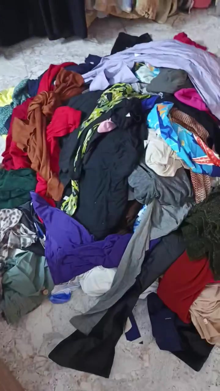 ملابس شي أن و باله نسبه الشتائي 90٪ 153 قطعه سعر القطعه 500 دينار نضافه ١٠٠٪ الشراي يتصل *********** السعر 75 قفل
