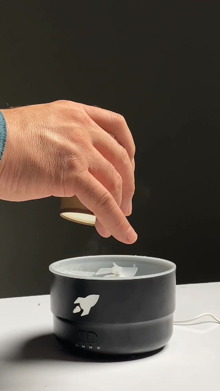 💡 شنو اللي يخليها الاختيار الأفضل لشتاء هذا العام؟
​💨 تأثير حلقات البخار الساحرة: تطلق البخار على شكل حلقات متناسقة وهادئة تلتف بشكل بصرّي يسترخي له البال.
​🔥 إضاءة اللهب البركاني الدافئة: تعطي إضاءة خافتة ودافئة كأنها جمر شتوي هادئ، مثالية لسهرات الشتاء وغرف النوم أو المكتب.
​🌸 تعطير وترطيب عميق: أضف قطرات من عطرك الزيتي المفضّل مع الماء، وخلّي المكان يفيض برائحة راقية وانتعاش طوال اليوم.
​⏱️ مؤقت ذكي وأمان كامل: خيارات توقيت متطورة (ساعة، 3 ساعات، 5 ساعات) مع إيقاف تلقائي لراحة بالك.
​🎁 هدية فاخرة: تصميم مودرن بلمسة نارية تجعلها هدية ممتازة ومميزة جداً لمن تحب.
​🛡️ حق الفحص والمعاينة عند الاستلام قبل دفع أي مبلغ لضمان حقك.
🚚 خدمة التوصيل السريع متوفرة لكافة المحافظات.
​📲 للطلب واستفسار الأسعار، راسلنا على الصفحة أو اضغط فوراً على رابط الواتساب:
👉 https://wa.me/9647827376486