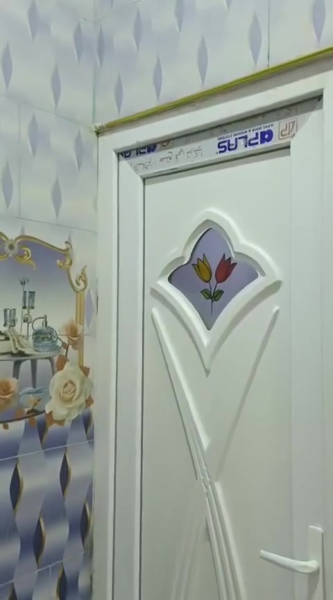 اسلام عليكم بييت للبيع المساحه الكليه ٤٠٠م مساحه البناء ٢٢٠ البيت طابقين طابق ارضي والطابق الثاني يتكون من شقتين مساحة كل شقه ١٠٠م
البناء الطابق الأول بلوك من معمل تاج ريان المعرف اما الشقق ثرمستون 
تفاصيل الطابق الأول 
مطبخ واستقبال وغرفه نوم عدد٢ وصاله عدد٢ ومجمع صحيات كراج وحديقه وصحيات خارجيه ومنور من جهيه اليمين واليسار 
تفاصيل الشقق 
استقبال مطبخ هول غرفه منام عدد٢  وصحيات منفرده اما الشقه الثانيه نفس التفاصيل بس الصحيات مشتركه 
كل البيت سيراميك ارضيه وجدران  اما السقوف سقف ثانوي وجبسن بورد 
الكهرباء والماء دفن
السطح سقيفه حديد من النوع الثقيل على كل المساحه السطح والبيتونه 
العنوان شط العرب منطقه كردلان خلف شارع بيت سرداح 
السعر العرض ٢٢٠ وابي مجال رقم تلفون ***********و ***********
طابو زراعي صاحب الأرض موجود وهو جاري
