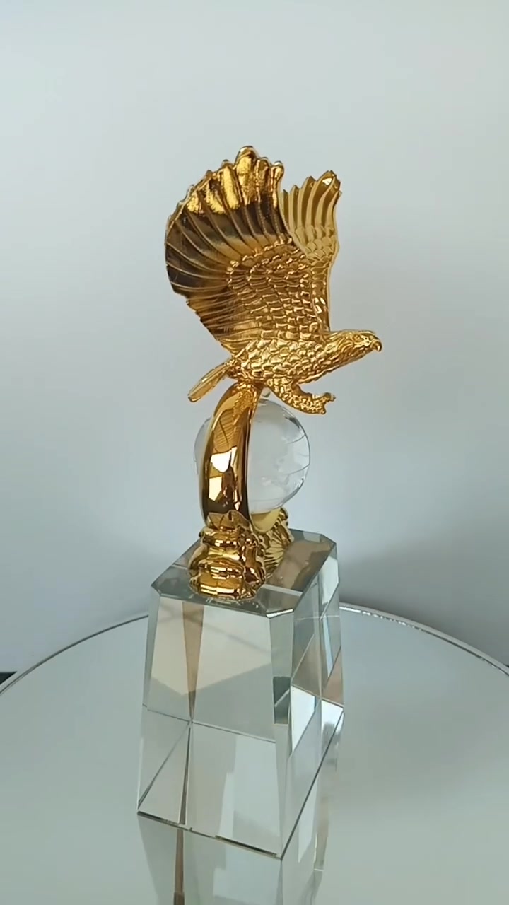 تحفه مكتبيه ارتفاع ٢٢سم السعر ٢٨ الف كرستال والنسر معدن للحجز الاتصال بلصفحه او الرقم *********** يوجد توصيل
