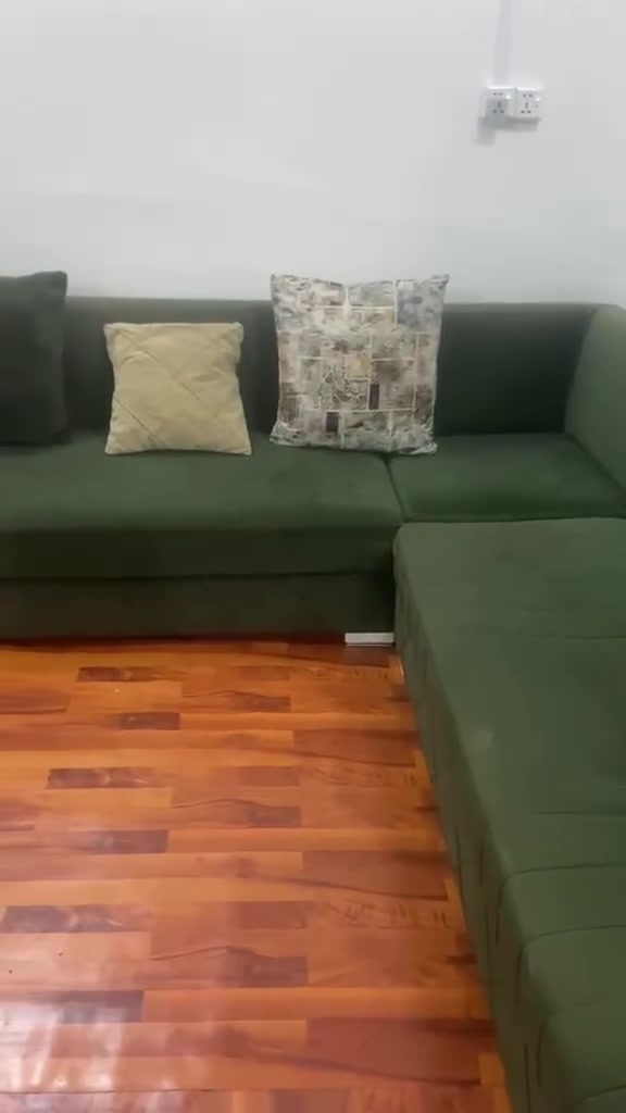 📣 للبيع: تخم قنفات عملي جداً (زاوية أو عدل) مستخدم ونظيف بحالة جيدة! 🛋️✨
التخم لونه أخضر غامق (زيتوني) مثل ما موضح بالصورة، والميزة الحلوة البي أنو تكدر ترتبه حسب مساحة المكان (إما زاوية أو تخليه قطعة وحدة عدلة).  
​📌 تفاصيل ومواصفات التخم:
​📏 القياسات (اذا ترتبه زاوية): الضلع الأول طوله (3 متر و 70 سم)، والضلع الثاني طوله (2 متر و 60 سم).
​📏 القياسات (اذا ترتبه بشكل عدل): يصير طوله الكلي (6 متر و 35 سم).
​🪑 الجودة: القماش مالته ثخين وعملي جداً يتحمل، والإسفنج قوي وبحالة جيدة (مامهبوط).
​🎁 الملحقات: يجي وياه 5 كوشات مرتبة (3 حجم كبير و 2 حجم صغير).  
​💡 التخم نظيف جداً ومابيه أي شق أو تلف وجاهز للاستخدام مباشرة.
​📍 المكان: [كوت / ام هليل/  نزلة مؤسسة الشهداء/ قرب الحولي]
💰 السعر على الخاص
​📞 المهتم والجاد بالشراء يراسلني على الخاص أو يتصل على الرقم: ***********
