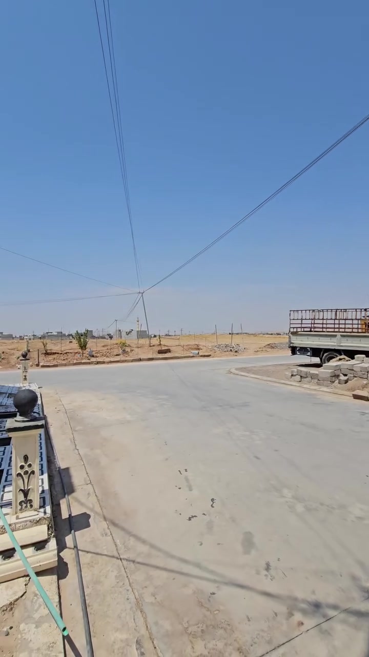 🛑 عروض مكتب الاستثمار للعقار   🏢 

🛑 دار للبيع في مزارع زيونه المقابله لحي الفلاح الثانيه جمعية 
      الرعايه الاجتماعيه .

🛑 مساحة الدار ( 144 ) متر بناء حديث طابقين .

🛑 مساحة الواجهه  ( 8.35 ) متر .

🛑 اتجاه الدار جنوب ( قبله ). 

🛑 سند الدار جمعية ومعاملة البلديه مسلم فيها كرت .

🛑 الطابق الاول يتكون من :
      كراج + استقبال + هول داخلي + غرفة نوم عدد ( 2 ) + مطبخ  
      + صحيات داخل الدار و خارجه + مناور اناره .

🛑 الطابق الثاني يتكون من :
      هول داخلي + غرف نوم عدد ( 3 ) + مطبخ + صحيات + بيتونه . 

⛔️ ملاحظة  : نقص في الدار سقوف ثانويه و ابواب للغرف فقط .

🛑 للاستفسار عن السعر وباقي التفاصيل اكثر الاتصال على الأرقام 
      التاليه او مراجعة المكتب في مزارع زيونه :

      ***********        /        ***********

🛑 اضغط على زر المتابعه ليصلك كل ما هو جديد من عروضنا  .

🛑 عنوان المكتب الموصل /  مزارع زيونه المقابله لحي الفلاح الثانيه 
      قرب مولدة مزارع زيونه .

🛑 نستقبل كافة عروضكم التجاريه والسكنيه والزراعيه والجمعيات .
