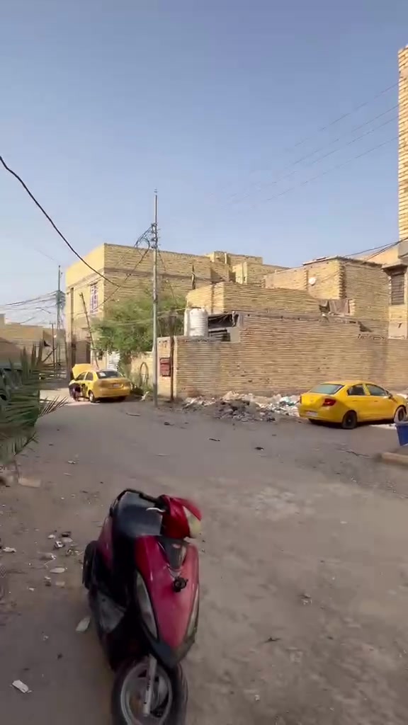 السلام عليكم بيت 🏠 طابو صرف 100 متر طابقين
المكان ناصريه تضحيه حي الكرامه نهايه شارع العياده 
بناء جديد عوزه ترتيب بصيط صبغ فقط 
يتكون طابق اول كونكريت من 
استقبال صاله غرفه مطبخ منور حمام داخلي صحيات خارجيه 
طابق ثاني عكاده غرف 2 +غرفه مسويه مخزن حمام داخل الصاله 
بيتونه صطح شتايكر 
ثالث فرع رابع بيت عن تبليط كامل خدمات 
135وبي مجال 
تواصل وستفسار اكثر 📞 
***********
