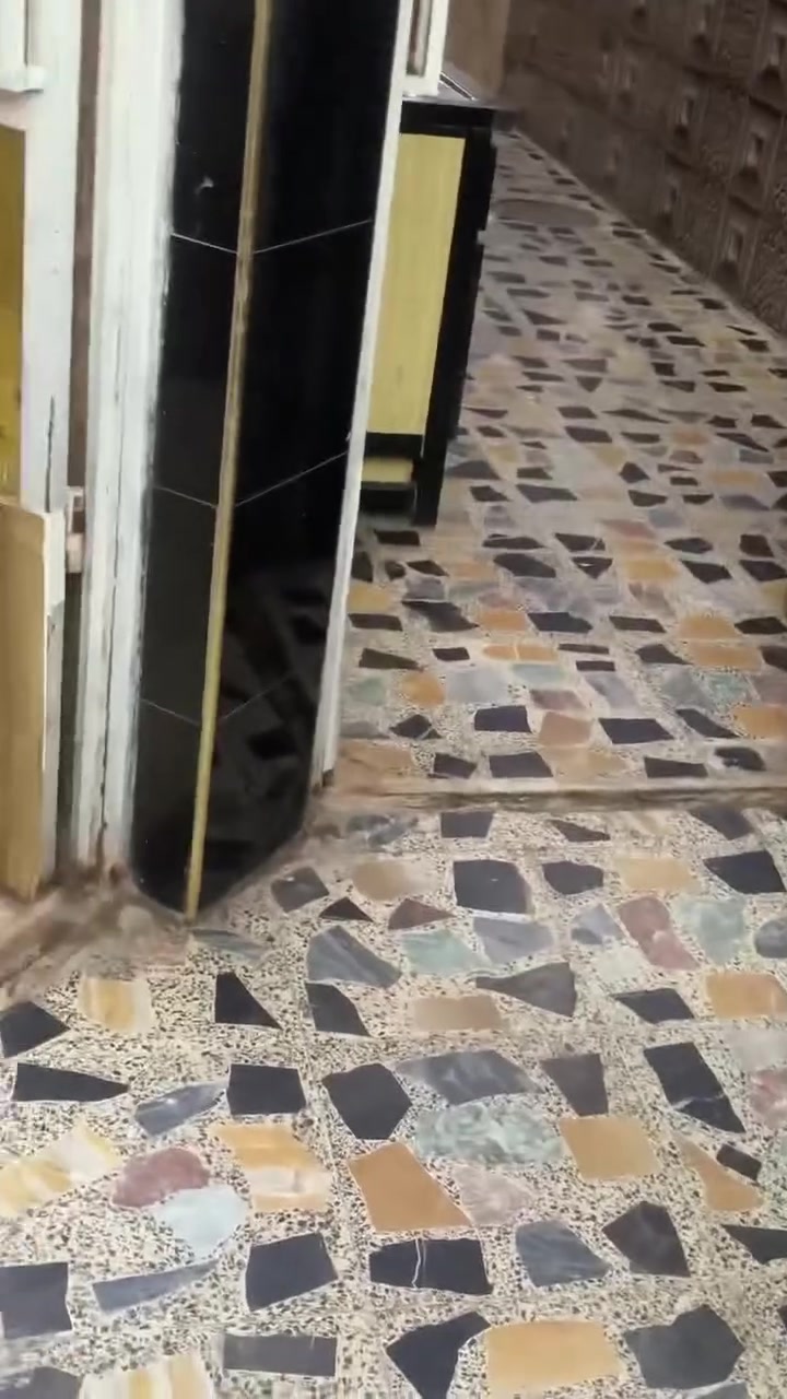 اسلام عليكم 
الدار للبيع المساحه( ١٢٠ )متر 🏦
٦*٢٠
مدخلين استقبال ومطبخ بل وجهه وخدمات وغرفه ومنور 
وثلاث غرف نوم فوك وخدمات 

الضباط ثاني بيت على شارع حي اور صباح الخياط بتجاه السوك ابو صبات 
السعر255 مجال بسيط 
الاتصال 
***********
