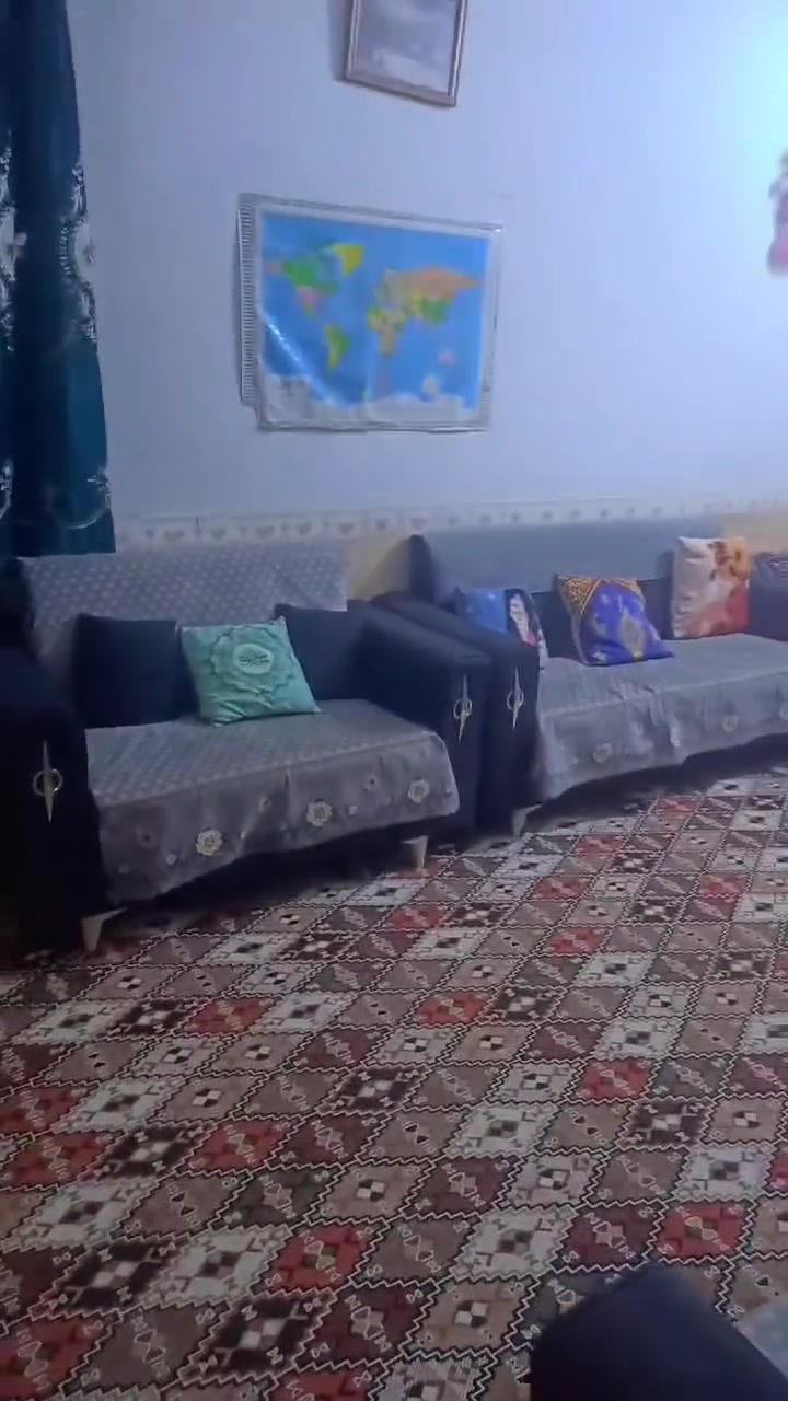 دار للبيع المساحه 225 
الطابق الاول يتكون من غرفتين وصالة واستقبال ومطبخ وصحيات داخلية وخارجية وكراج وحديقة 
والطابق الثاني يتكون من غرفتين 
العنوان شارع 30 بالقرب من مستوصف الصدر الثالث 
للتواصل ***********

