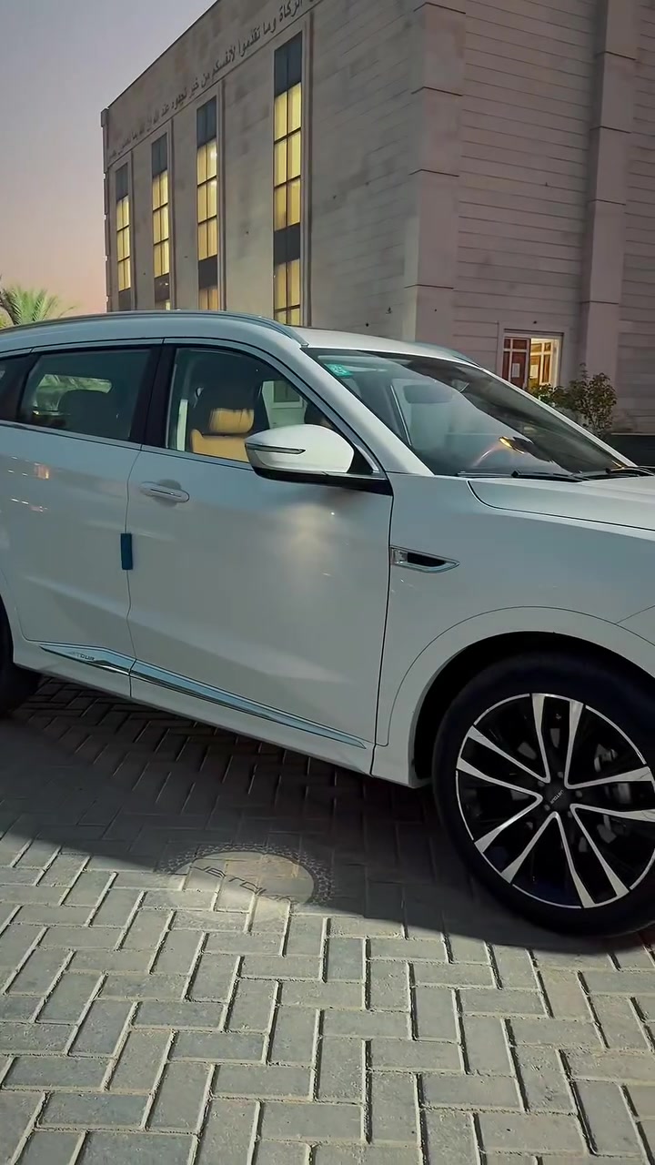 جيتور  x70 plus luxury
السلام عليكم
جيتور x70 plus   فول مواصفات فئه الluxury  رقم بغداد
محرك 1600 تيربو المرغوب
ماشيه 6١ الف
كشنات جلد + تدفئه تبريد + خزن + كهرباء
صندوق كهربائي
حساسات امامي خلفي
رادار جانبي
كَير 7 نمر
اضويه زنون متحرك
داخل ليد بالكامل
اضويه ترحيب
تحكمات ستيرن
ويل حجم 20
5 كامرات + كامره 360
7 راكب
3 وضعيات قيادة
اكروز سرعه
شفتات
بصمات 1
Auto hold
هاند بريك كهربائي
داخل مشمشي
مواصفات السلامة:
*كاميرات محيطية 540 درجة
رادار تفاعلي
نظام التحذير من التصادم الأمامي و الخلفي
نظام تحذير مغادرة المسار
نظام مراقبة النقطة العمياء
نظام الكبح التلقائي في حالة الطوارئ
حساسات اصطفاف أمامية وخلفية
وسائد هوائية امامية وجانبية عدد 6
نظام الفرامل اليديوية الأوتوماتيكي Autohold
نظام المكابح المانعة للانغلاق
نظام التحكم بالثبات
نظام التحكم نزول على المنحدرات
نظام مساعد صعود المرتفعات
المواصفات الداخلية والخارجية:
شاشة عدادات رقمية قياس 10.25 انش
شاشة عرض ترفيهية قياس 12.35 إنش
نظام صوتي من ٨ سماعات عالية الجودة
فتحة سقف - بانوراما
مقصورة الركاب من الجلد الفاخر بلونين
مقعد السائق والراكب تدفئة وتبريد
مقعد السائق والراكب كهربائي
مقعد السائق مزود بذاكرة لحفظ 3 وضعيات الجلوس
عدد صفوف المقاعد 7) 3 ركاب)
اضاءة محيطية داخل السيارة (7 ألوان)
عتبات الأبواب الأمامية مضيئة�DVR - داش كام*
الأضواء الأمامية والخلفية أوتوماتيكية ليد (LED)
نظام التحكم الذكي بالإنارة العالية
مرايا خارجية قابلة للطي كهربائيه
مساحات امامية مع حساسات للمطر
ويل الالمنيوم قياس 20 آنش
باب الصندوق الخلفي كهربائي
شاحن هاتف لاسلكي
نظام تنقية الهواء PM2.5 مع فلتر N95
مكيف مع شاشة تحكم منفصلة للصف الثاني
مسند الذراع الوسطي مع ثلاجة
نظام الدخول الذكي (بصمة)
قفل وفتح النوافذ والسقف باستخدام البصمة
وضعيات قيادة متعددة
155$
السعر
رقم الهاتف ***********

