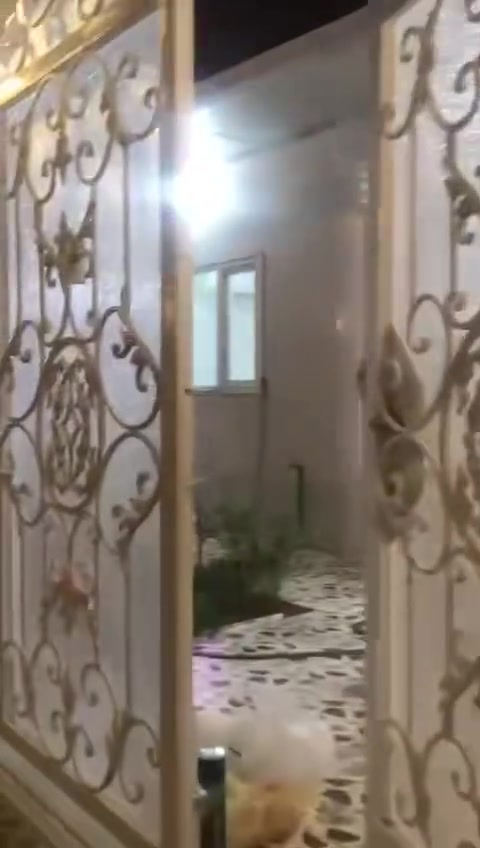 الدار للبيع يحتوي على غرفتين و منورين و حمامين داخليه وخارجيه وصاله وحولي ومطبخ (مربع الأول بيت حسن علي ) فرع قصابه الانباري //مساحه البيت ١٢٥متر //واجهه ٨ (سند ٢٥) ورقم تليفون  ***********. سعر

