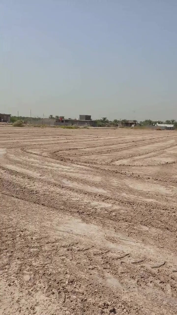 السلام عليكم مكلف بالنشر دونم للبيع طابو زراعي سند 25 واجها 28م  ونزال 90م  واصله ماء وكهرباء زائدا شارع صب يبعد عن التبليط 15م موقعة مقابيل مطعم هنداس خلف معمل الببسي 
للاستفسار ***********
