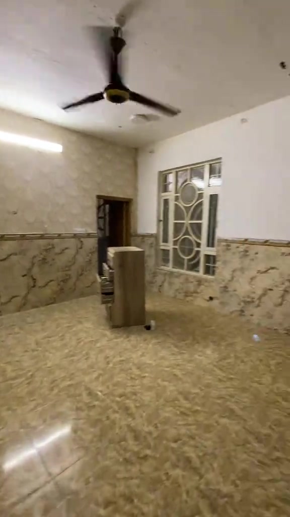 ‏بيت للإيجار طابق ثاني ‏المساحة 150 متر ‏العنوان قطاع 28 قرب السوق ‏يحتوي على استقبال صالة غرفة نوم مطبخ حمامات بلكونة ‏سعر الإيجار 400 وبيه مجال ***********
