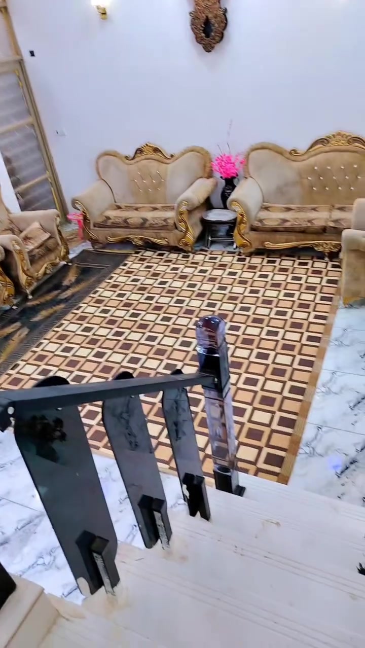 السلام عليكم دار للبيع بغداد المدائن فلكه سلمان مساحة 200بناء حديث واجها 7ونص يحتوي على حديقه وكراج واستقبال 7امتار ومطبخ وصاله جبيره و وغرفتين نوم ترك خلفي ومنور سطح عدد2... سعر 85 وبي مجال ***********
