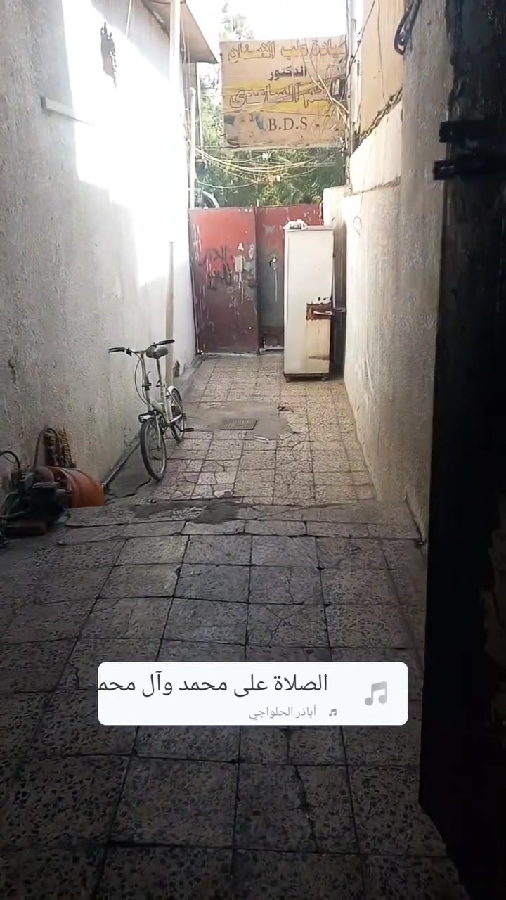 السلام عليكم
شقة للايجار 

أرضية غرفتين وصاله ومطبخ وحمام 

الشعلة شارع العام. ***********
