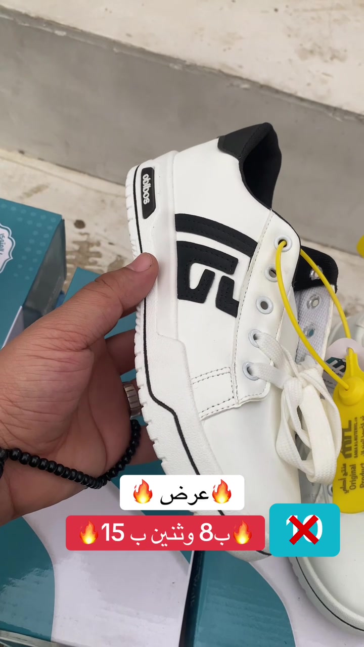 ملابس • عرض