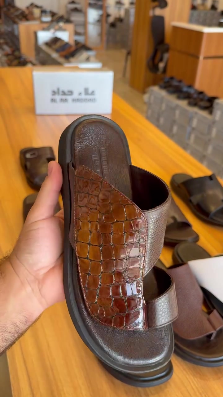 ⁨ ⁨ 🇮🇶   صنع في العراق 
شحاطة جلد طبيعي من داخل والخارج جلد طبيعي 
⭕ السعر 45,000 الف 
*********** :📞
📍:خانقين _ فلكة اسايش _ مجاور ماركت سناريا
