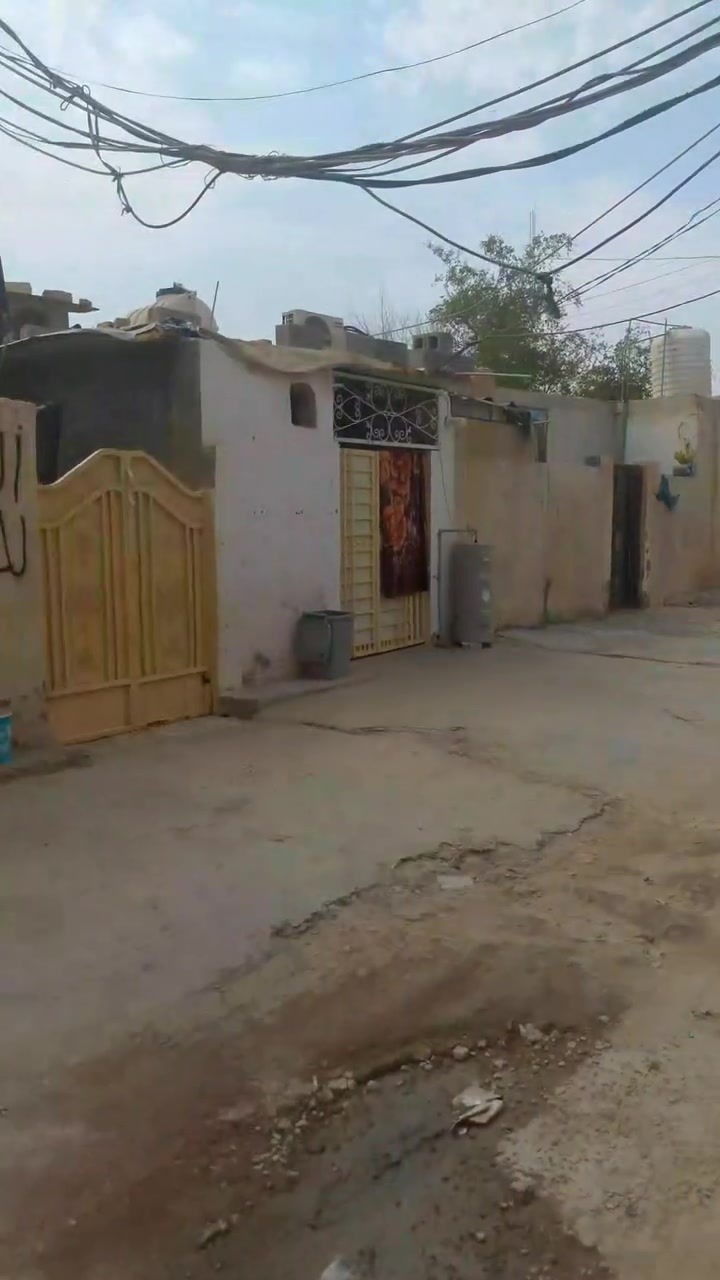 سلام عليكم دار تجاوز للبيع مقابيل بيوت الاصوليه غير معوض المساحه١٥٠متر بيت كله عكاده والارضيه سيراميك يحتوي على غرفه وصاله وكلدور ودوانيه ومطبخ وصحيات وساحه واسعه ومنور العنوان الدبيسات قرب حسينيه الزهراء السعر20وبي مجال الستفسار الاتصال على رقم***********
