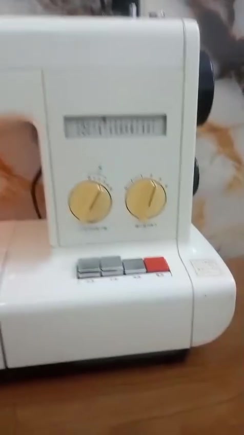 مكينة خياطه للبيع السعر 120وبيه مجال للتواصل عالرقم ***********سبب البيع ما نعرف نستخدمه المكينه الياباني الاصلي الرقم بيه واتساب مكاني الدوايه
