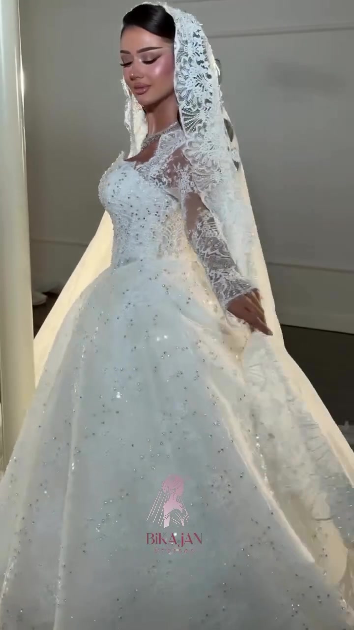 

نص مكتوب في الصور:
- BiK A JAN Dresses