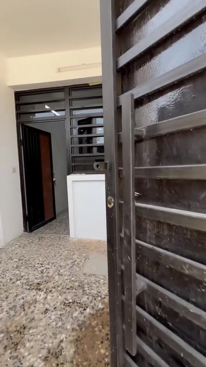 بيت للبيع مساحه 126 عنوان شعله دوانم شارع بدراج. طابقين طابق الاول غرفه استقبال مطبخ حمامات صحيات منور طابق ثاني 3 غرف نوم منور حمامات صحيات.  سطح شتايكر بيت كامل درج بي كلشي كامل بس تغسله تكعد بي حته متطور مي بي .  ***********.  اتصل عل رقم مبايل
