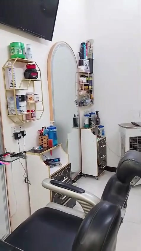 محل حلاقة • معدات كاملة • جاهز للعمل