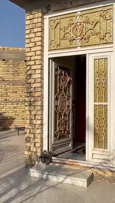 السلام عليكم بيت400 متر بناء 2016 يحتوي على غرفتين وصالتين واستفبال ومطبخ حار وبارد وحمام داخلي حمام خارجية الاتصال *********** يوجد واتساب الصخيين شارع المصطفى