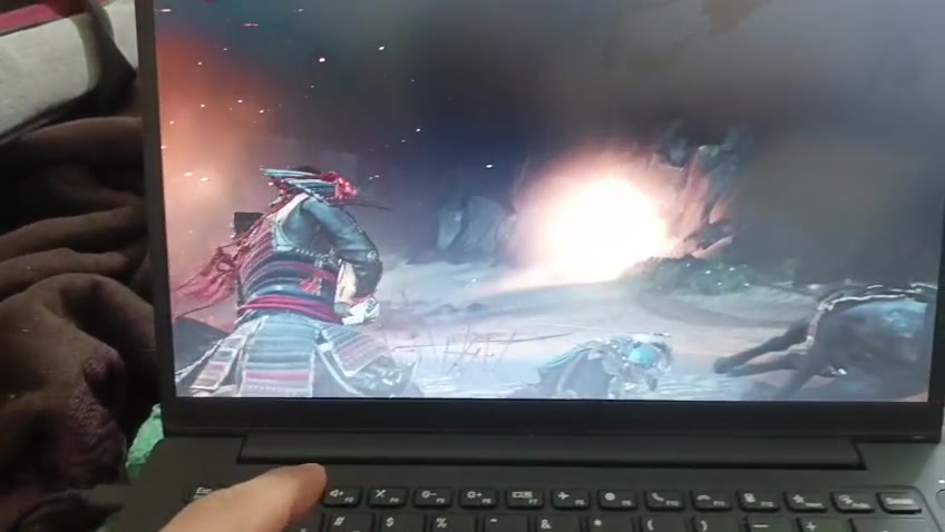 السلام عليكم لابتوب Lenovo k14 gen1 لابتوب معروف مواصفاته واداءة الرهيب 
معالج Ryzen 5 5600U رام8 DDR4 الهارد256 SSD NVMW M.2 سريع جدًا يقلع الجهاز باقل من5 ثواني 
يفيد الالعاب بفضل الكرت المدمج Radeon RX Vega7 يوصل4 كيكا من الرام 
شغلت فورت نايت 140 فريم
كونتر سترايك2 110 فريم
ڤالورانت 150 فريم
اساين كريد اكثر من50 فريم
دارك سولز3 بحدود50 فريم
دارك سولز ريماسترد 70-80 فريم
جهاز مرتب وراقي ونضيف كلش تجي وتشوفه 
وياه جنطة وشاحنتة 
شاحنتة تايب سي 65 واط
سعره 650 الف البصرة الموفقية يم الشقق

التواصل وتساب ***********