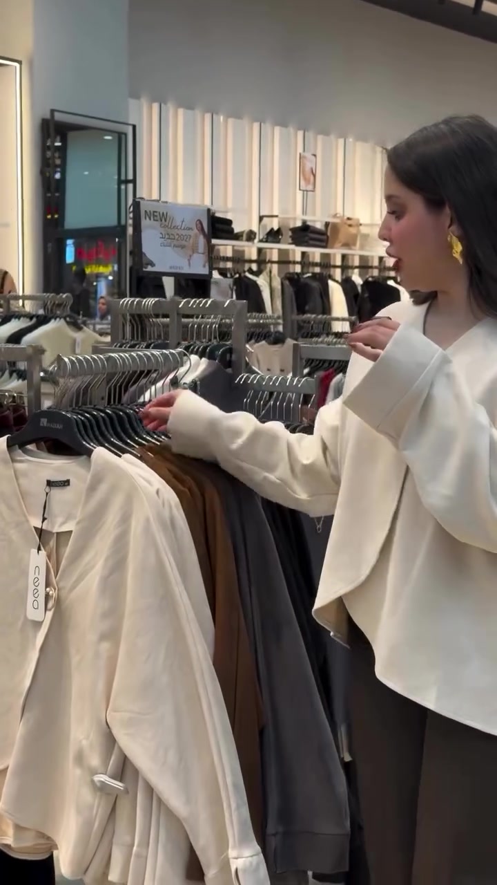 NEW COLLECTION 🍂
الموسم الجديد يبدأ من هنا 🤎
اكتشفوا مجموعة خريف وشتاء 2026/27 الآن في الكوخ للأزياء.
