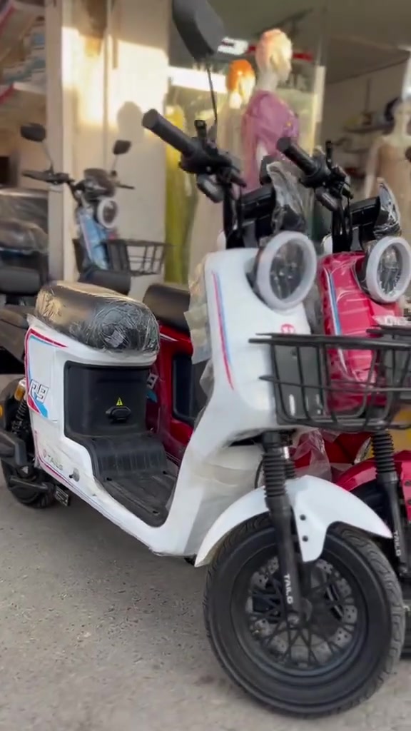 توفرت من جديد قنبله الموسم 💣 
نوعيه R9 💨🏍️ 
بعدها زيرو مال شركه 👨🏻‍💼
دراجه تحتوي عل 6 بطاريات 🔋
ملف 2000 🔀
موديل 26 👌🏻
كهربائيات كله شغال 💡👍🏻 
بيها 3 الوان 🎨
عنواني 🏠 ديالئ جلولاء داخل السوق مقابيل جامع الكبير 
رقم 📱 ***********
يوجد توصيل داخل ديالئ فقط 🚚 سعرها 750 💸 👍🏻
