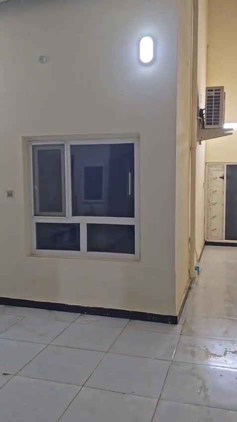 بيت للايجارطابقين ثلاث غرف نوم بناء جديدالبيت نص اثاث اربع سبالت وكاونتروثلاجه وطباخ وفرن وملحقات اخرى العروبه مقابل مول ابوشامه للاستفسار***********مكتب الشهم للعقار
