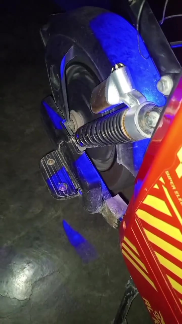 دراجه شحن F_16 خمس بطاريات واي عيب مابيها فقط بريك امامي ماكو اشياها كلها موجوده دراجه حلو وتمشيك مسافه زينه وللاسفسار تعال واتساب***********ومكاني كركوك أسرة والمفقودين
