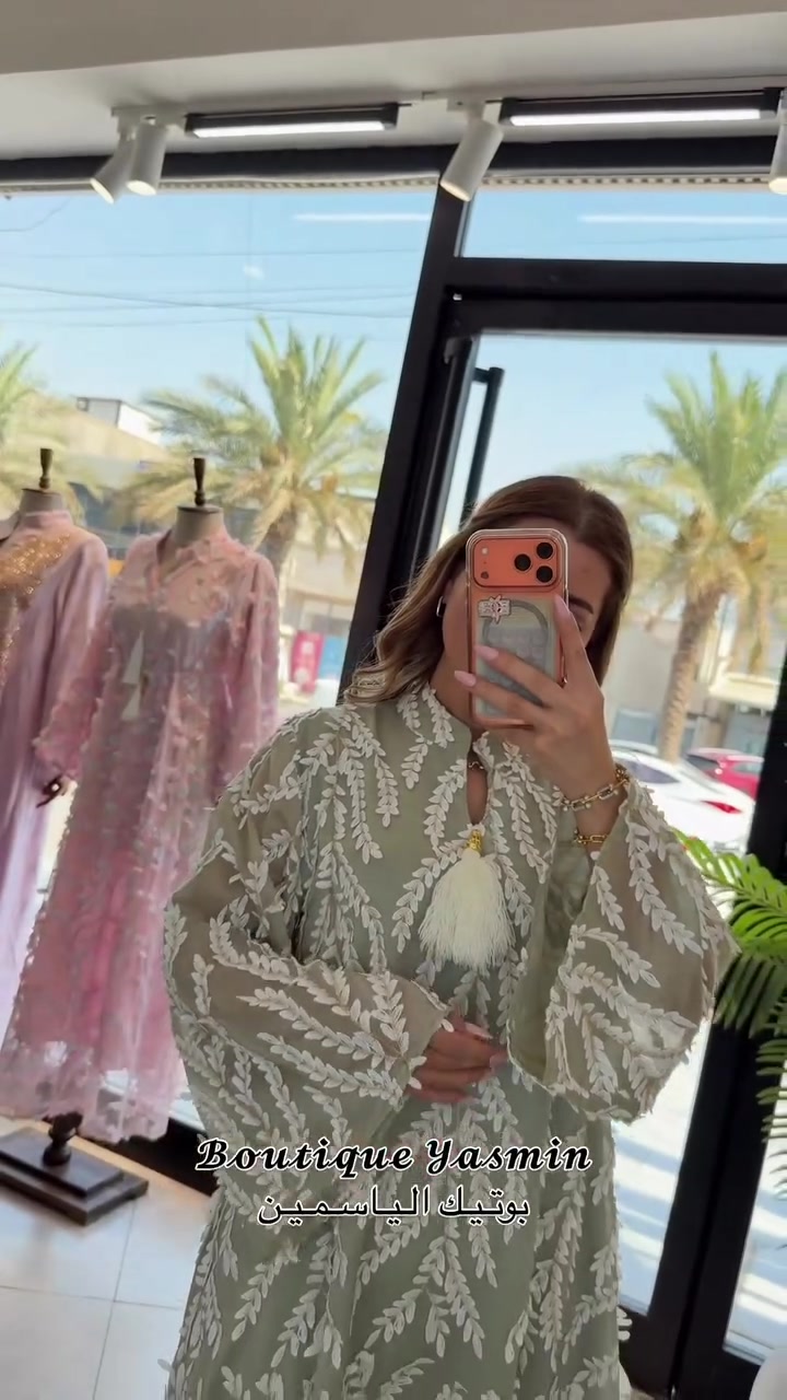 

نص مكتوب في الصور:
- Boutique Yasmin
- بوتيك الياسمين