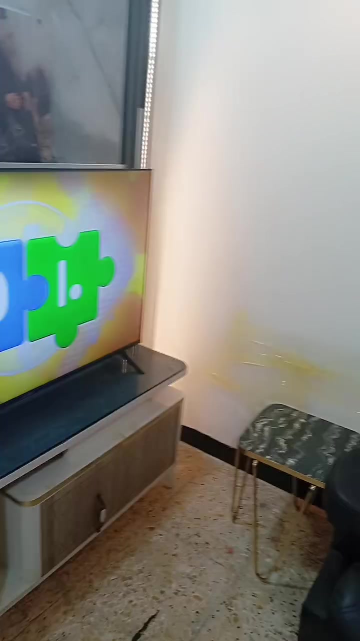 السلام عليكم عندي اثاث بيت كامل للبيع ثلاجه كبيره طباخ جديد بعده كوانتر مترين تخم قنفات جلد جديد ميز تفزيون مع لازمه حجم 43 مع تحفيات مع غرفه نوم 6قطع  مع كنتور طفل بابين  ومبرده كبيره وسبلت جديد امبيرتر طن  حجم كبير قبل شهرين اخذته مع ميز طعام نواعم وياهن مع طبلات  عدد 4  مع ورود عنواني لكراده بنضال كل. هذن بسعر مليون ونص وكلهت جدد ضرر مابيهن ابد وكلهن جديدات  مع بردات ولحفان جربايه مع فروري ***********وتس فقط
