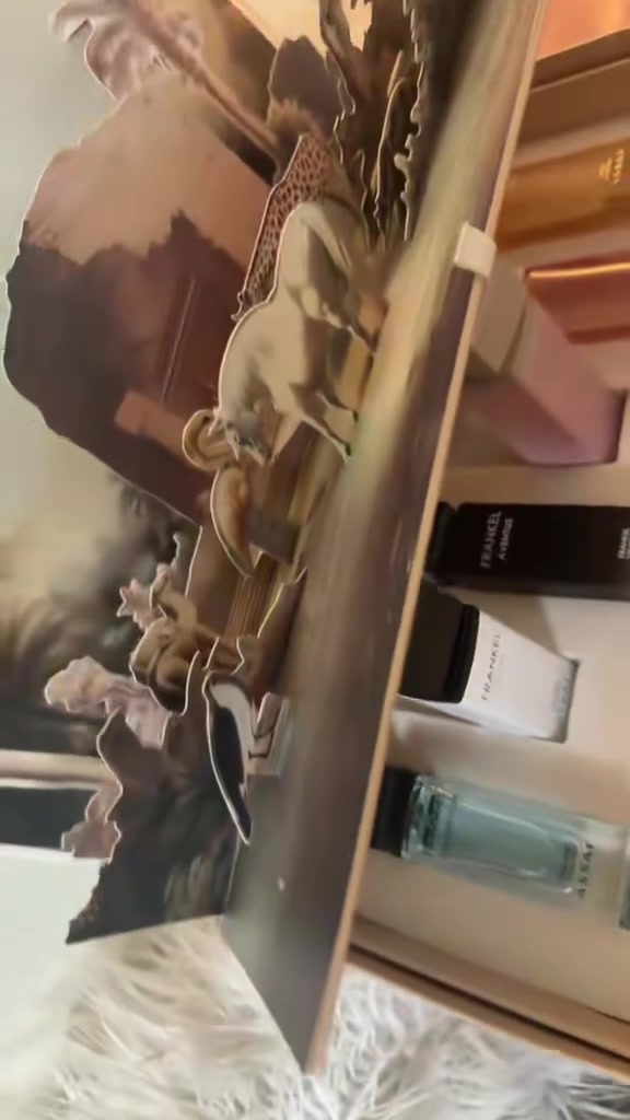 بنات متوفر عندي ارقى لعطور الاصليه شرط لضمان ثبات اكثر من ٢٤ ساعه وتوصيلي مجاني
@إشارة

نص مكتوب في الصور:
- الوان الباربيات 🤩 5,000 ب
- عطر البيبي باودر نظافه وعطر البودره اللي مثل جداً وثباتيه قويه