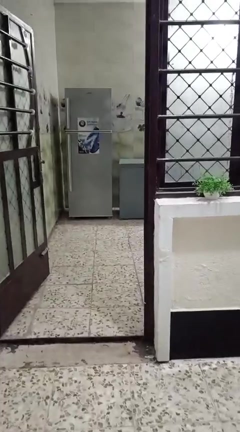 السلام عليكم
بيت في منطقه حي جابر الأنصاري _المدائن_بالقرب من فلكه سلمان 
مساحته:٢٠٠متر يحتوي على 
استقبال +صاله+غرفتين نوم+مطبخ+منور عدد٢ +حمام عدد٢داخليات + حمام خارجي 
للاستفسار اكثر الاتصال ع ارقم ***********
