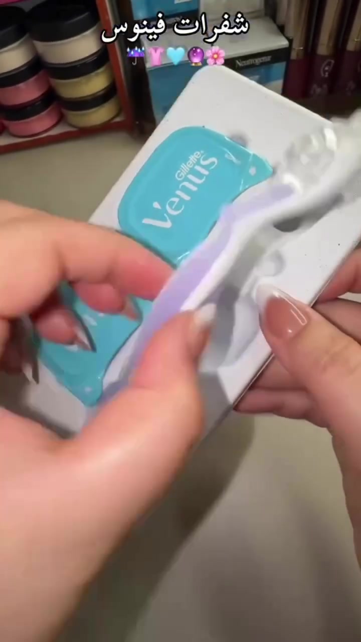✨ ودّعي الحلاقة المتعبة… وخلي النعومة تدوم 💜✨
مع شفرات Gillette Venus النسائية، كل مرة حلاقة حتحسي كأنها عناية لبشرتك مش بس إزالة شعر ✨

💜 فينوس كومفورت جلايد (الموف) 💜✨
الشفرة اللي تدلعك من أول استخدام 😍
ألواح جل مرطبة مدمجة تطلع رغوة تلقائي مع المي 💦
يعني لا جل حلاقة لا تعب 👌
✔️ انزلاق ناعم على البشرة
✔️ ترطيب أثناء الحلاقة
✔️ تقلل الجفاف والخشونة
✔️ تخلي الجلد حريري وناعم بشكل يجنن ✨

💙 فينوس سموث سينسيتيف (الأزرق) 💙✨
مخصوصة للبشرة الحساسة 🌿
بلمسة الصبار لراحة ونعومة بدون تهيج 😌
✔️ تقلل الاحمرار والحكة
✔️ حلاقة لطيفة وآمنة
✔️ مناسبة للمناطق الحساسة
✔️ نعومة من غير خدوش 💕

✨ المميزات اللي حتخليك تحبيها: 🥰❤️👇🏻
🔹 3 شفرات دقيقة لحلاقة قريبة وناعمة
🔹 مقبض مريح وسهل التحكم
🔹 سريعة وعملية للاستخدام اليومي
🔹 تعطيك إحساس نظافة وانتعاش رهيب 😍

🫧 طريقة الاستخدام: 😌👇🏻
1️⃣ بللي البشرة بماء دافئ.
2️⃣ مرري الشفرة بلطف باتجاه نمو الشعر.
3️⃣ في حالة كومفورت جلايد، الرغوة تطلع بروحها مع المي 😍
4️⃣ اغسلي البشرة وجففيها، وبعدها استخدمي مرطب خفيف لنعومة أقوى ✨

💖 لأن بشرتك تستاهل نعومة ولمسة أنثوية كل يوم 💖

لحجز والاستفسار ع وتساب ***********
توصيل بسمايه 1000
توصيل بغداد محافظات ب5000

نص مكتوب في الصور:
- No Soap Required In-Built Soap Bars
- Avocado oil infused soap bars WITH Freesia fragrance
- This is why one crore women choose Venus NEW SkinCushion Protection Flexible Soap Bars WITH Avocado Oil Rounded Pivoting head Mermaid soft grip handle
- Exfoliates FOR smooth glowing skin